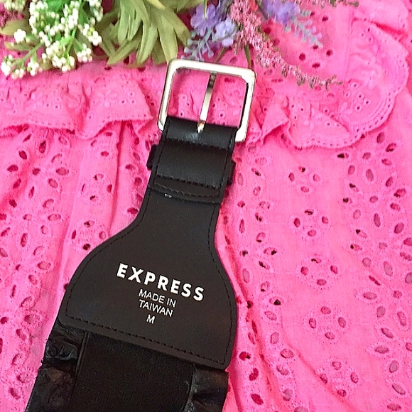 🌺🖤Express Black Ruffled Wide Stretch Belt (M/32 1/2”)🖤🌺 - Picture 5 of 5